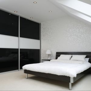 W sypialni urządzonej w nowoczesnym stylu sprawdzi się kontrastowe połączenie bieli i czerni. Projekt: Magdalena Biały. Fot. Bartosz Jarosz 