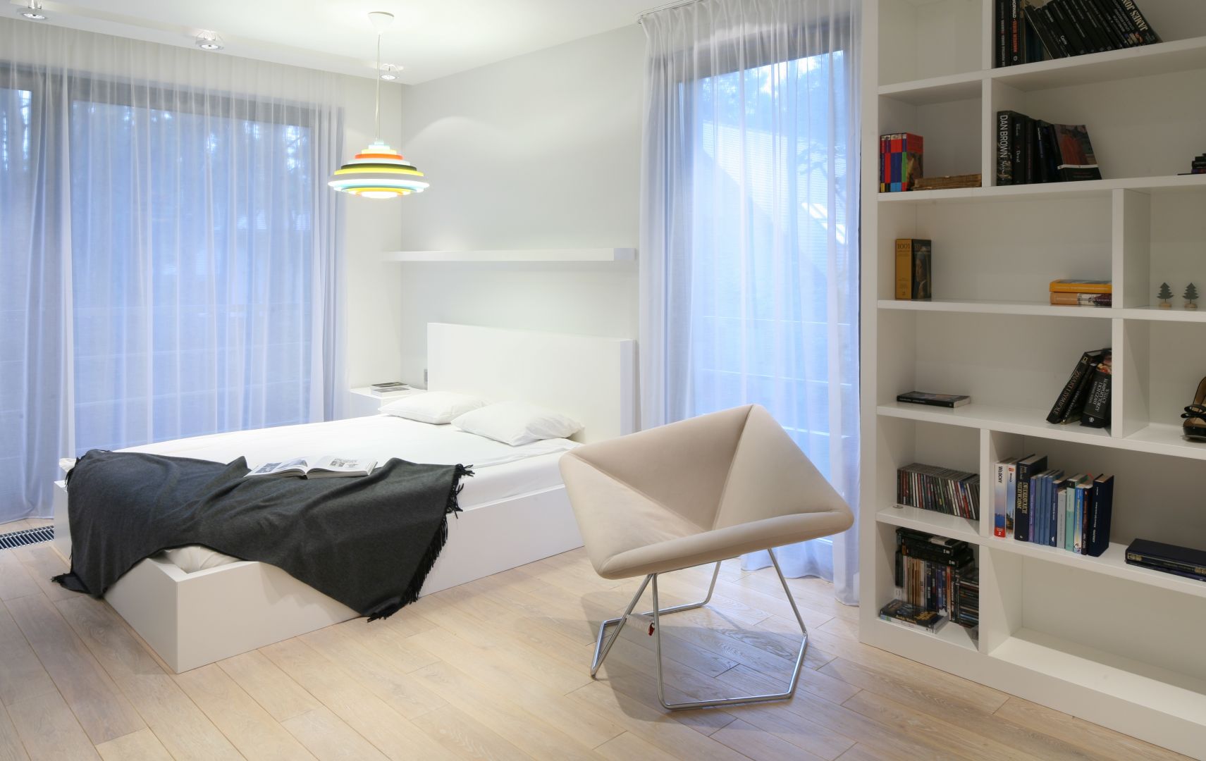 Minimalistyczną sypialnię wyposaża się meblami o prostych, geometrycznych kształtach. Projekt: Kasia Kielek, Agnieszka Ludwinowska Fot. Bartosz Jarosz