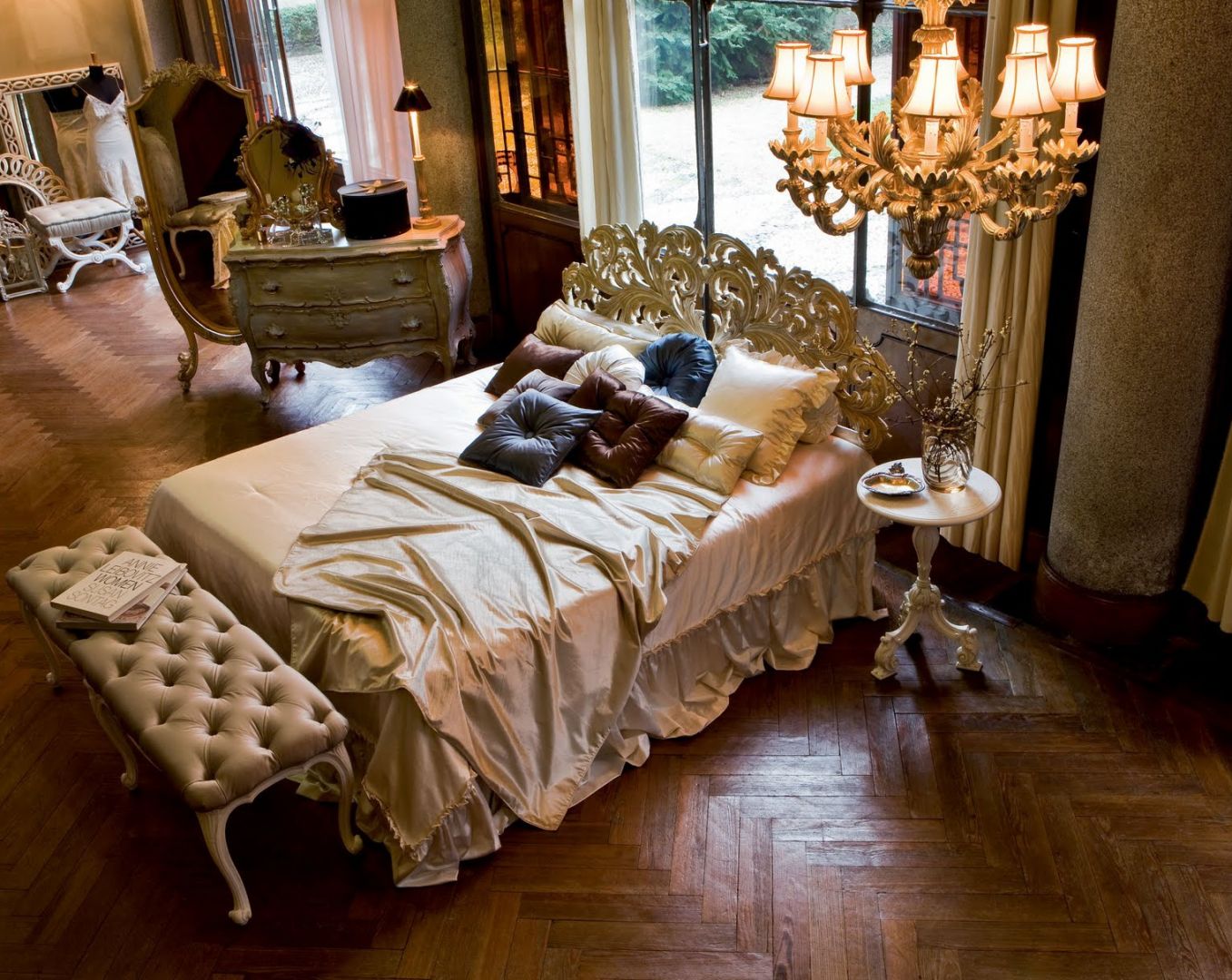 Łoże w stylu retro pięknie prezentuje się w towarzystwie sypialnianej ławki. Fot. Roberti Giovannini 