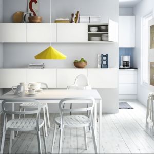 Małe wnętrza dobrze jest urządzać w białym kolorze. Nie dość, że optycznie powiększa on przestrzeń, to także dodaje im świetlistości. Także mały stół i krzesła w białym kolorze będą dobrym rozwiązaniem. Fot. IKEA