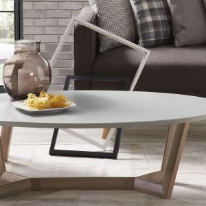 Drewniane nogi stolik "Rondo" dostępne są w trzech kolorach (dębu, orzecha, jasne drewno) i lakierowanego na matowo na biało lub szaro blatu z mdf-u. Produkt idealnie sprawdzi się jako stolik kawowy lub szafka nocna w mieszkaniu urządzonym w stylu skandynawskim lub minimalistycznym. Fot. Le Pukka