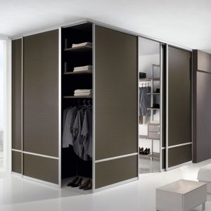 Do wyboru mamy różne wykonczenie drzwi szafy czy garderowby. Folia Deco Leather w garderobie. Fot. Artvinyl-Pol