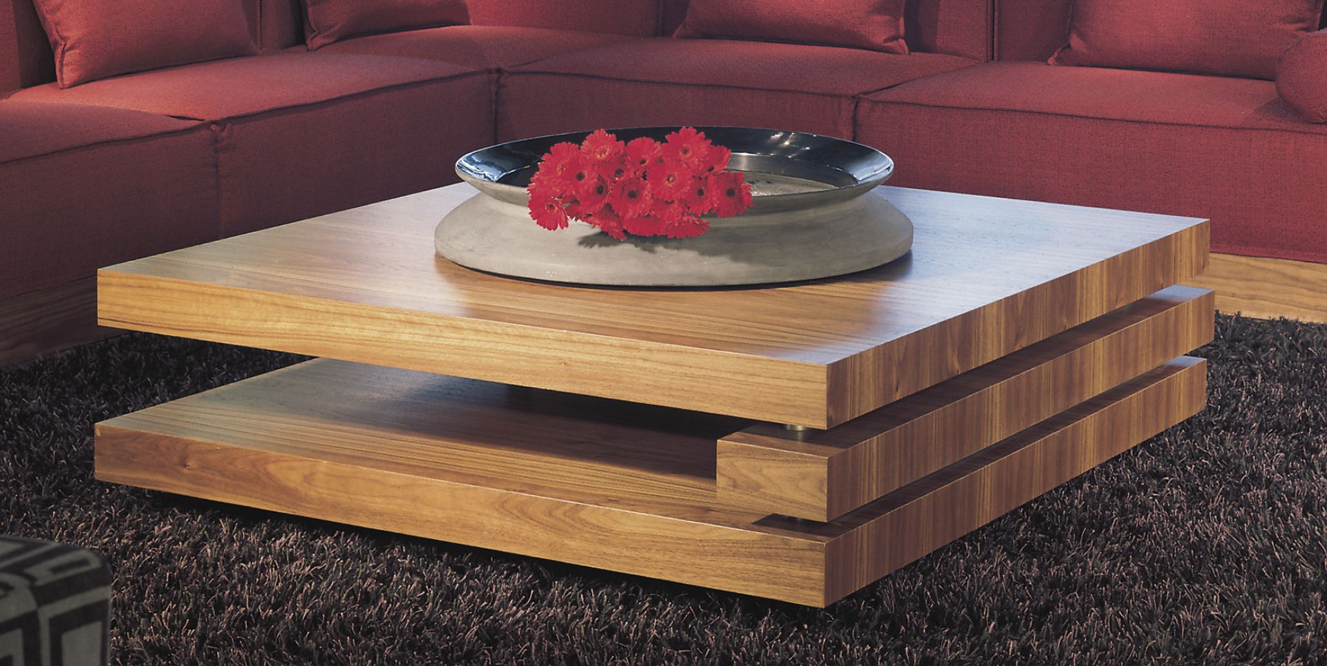 Niski, drewniany stolik 