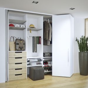 Garderoba z systemem Hawa Concepta. Drzwi uchylno-składane pozwalają na montaż garderoby nawet w wąskich pomieszczeniach. Fot. Peka