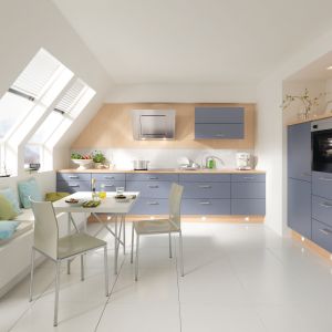 Kuchnia marki Impuls. Przejrzysty błękit wygląda świeżo i optycznie powiększa przestrzeń oraz efektownie kontrastuje z bielą ścian. Fot. Impuls 