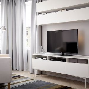 Prostota jest często największym atutem. Białe meble "Ramsatra" świetnie sprawdzą się małych pomieszczeniach. Fot IKEA
