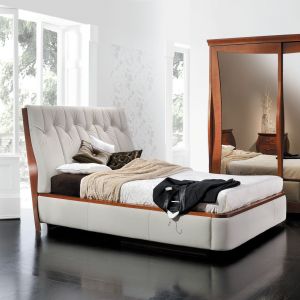 Piękne, białe łóżko z nietypowo tapicerowanym zagłówkiem. Wykończenie srewnianymi elementami dodaje mu jeszcze większej elegancji. Fot. Paged Meble