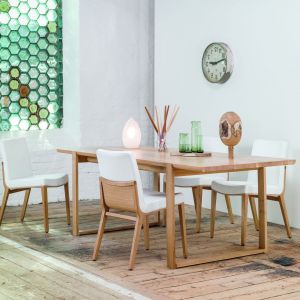 Stół "Moritz & Delta" to nowoczesne połączenie jasnego drewna z czystą bielą. Jest doskonałym rozwiązaniem do nowoczesnej jadalni. Fot. Ton Meble