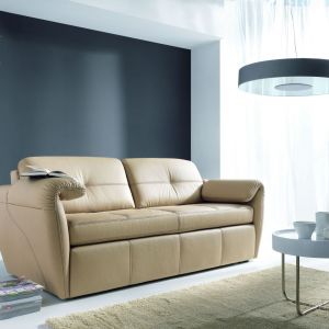 W kolekcji Frizzante dostępne są: fotel, dwie sofy różnej wielkości oraz dwa modele narożnika – oba z funkcją spania. Regulowany podłokietnik pozwala na uzyskanie z boku dodatkowego oparcia. Do mebli można dobrać także zagłówki, które zwiększają komfort wypoczynku. Fot. Etap Sofa