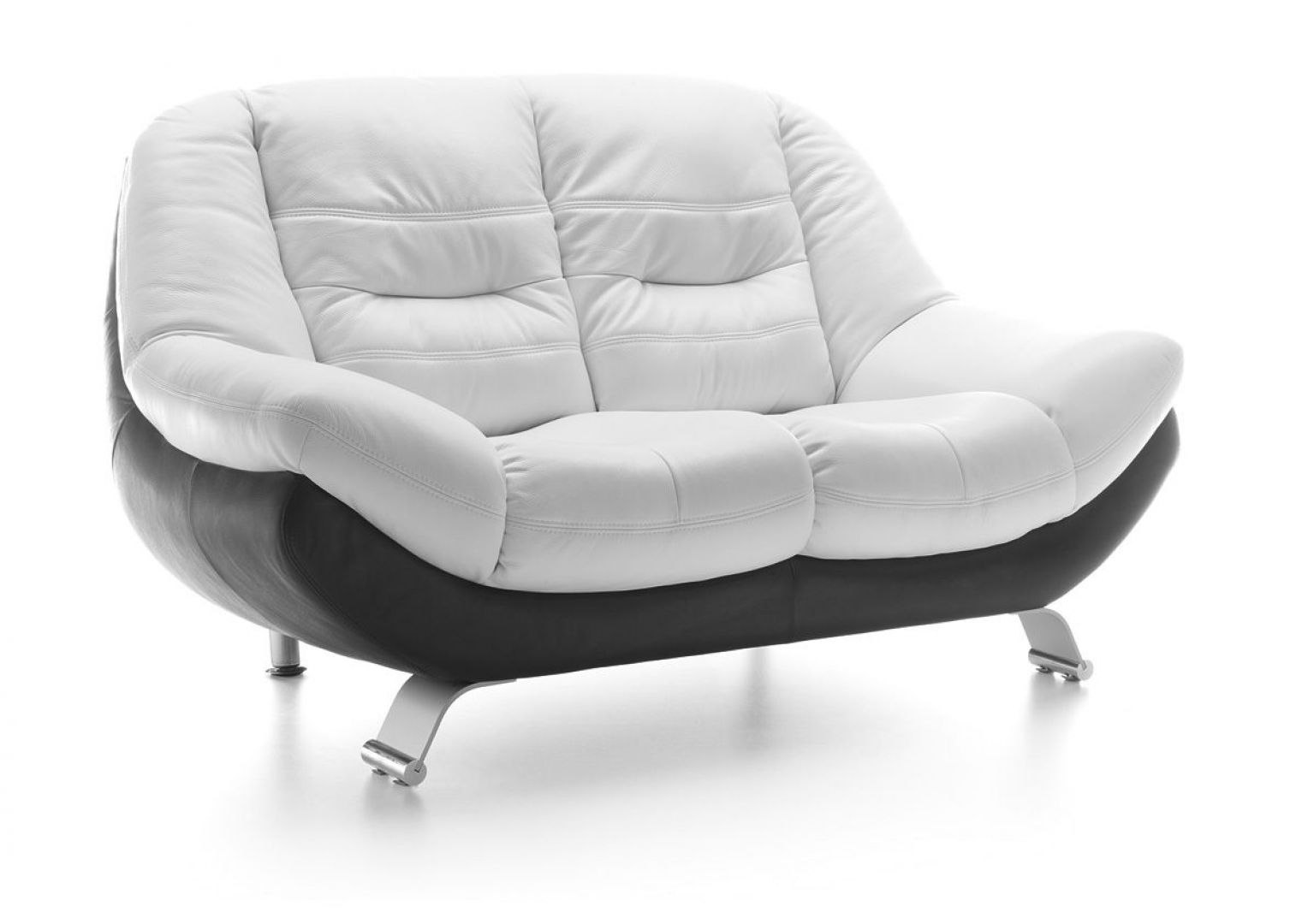 Niebanalny, łagodnie wygięty kształt sofy „Mello” zachęca do odpoczynku. Miękkie, kubełkowo wyprofilowane siedzisko pozwala zająć najwygodniejszą pozycję. Fot. Gala Collezione