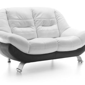 Niebanalny, łagodnie wygięty kształt sofy „Mello” zachęca do odpoczynku. Miękkie, kubełkowo wyprofilowane siedzisko pozwala zająć najwygodniejszą pozycję. Fot. Gala Collezione