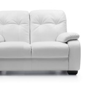 W zestawie „Fino” znajduje się sofa 2-osobowa i fotel. Uwagę zwraca fantazyjny bok mebla wykończony miękkim podłokietnikiem. Cena: fotel od 1.600 zł, sofa 3-osobowa od 2.500 zł. Fot. Gala Collezione