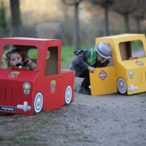 Tekturowe zabawki są ekologiczne i dodatkowo świetnie wspomagają wyobraźnię. Na zdjęciu tekturowe samochody, które pięknie ozdobią dziecięcy pokój, a służyć mogą także do zabawy na dworze (byle nie padało). Fot. Trzy Myszy