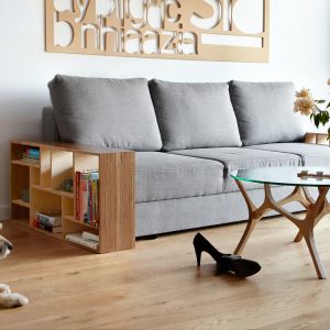 "Sofa" to doskonały mebel dla lubiących czytać na kanapie. Ma praktyczne półki, które przechowają książki. Fot. Tabanda