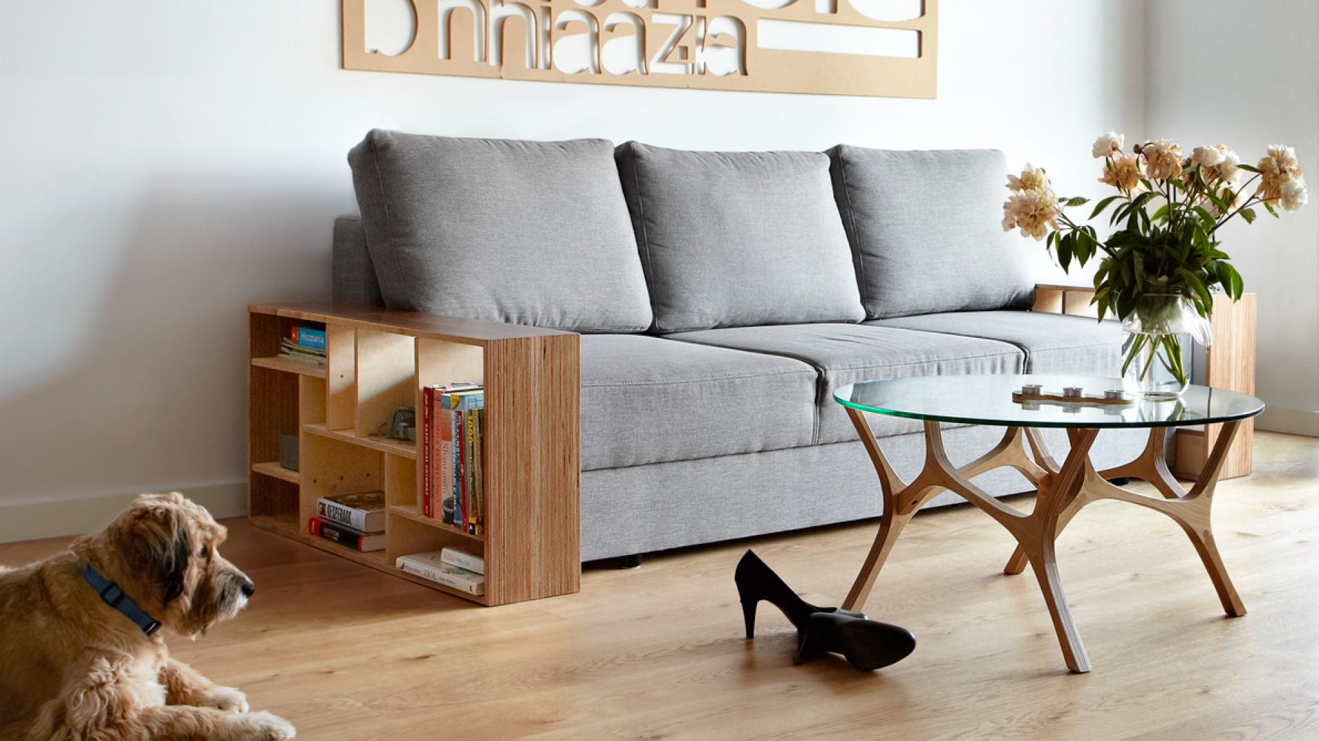 3 inspiracje na sofę z półkami
