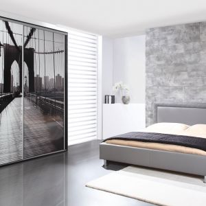 Charakterystyczne, kontrastowe przeszycie na ramie wokół wezgłowia podkreśla nowoczesny styl łóżka tapicerowanego "Pik". Fot. Wajnert Meble