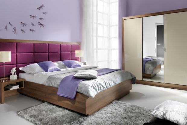 Miękkie wezgłowie łóżka to nie tylko wygodne i funkcjonalne rozwiązanie, które pozwoli na komfortowe cieszenie się wieczorną lekturą. To również prawdziwa ozdoba sypialni - oferta dostępnych materiałów, kolorów i form jest bardzo bogata.
