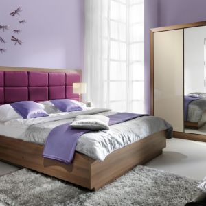 Efektowne wezgłowie łóżka "Juliet" może obejmować zintegrowane z ramą stoliki nocne, wykonane z płyty w kolorze akacja. Fot. Wajnert Meble 