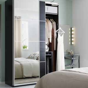 System "Pax" to szerokie możliwości organizacji szafy. Do wyboru jest wiele półek, koszy, wysuwanych elementów i innych udogodnień, które czynią szafę w sypialni funkcjonalną. Fot. IKEA