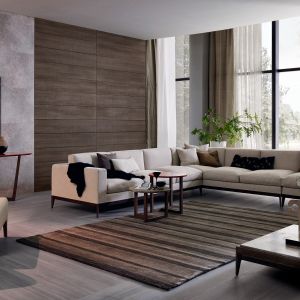 Biała sofa prezentuje się doskonale w klasycznych aranżacjach, a dzięki swojej uniwersalności można ją stosować do każdego stylu wnętrza. Fot. Misura