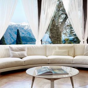 Lekko zaokrąglona sofa o klasycznej formie. Miękkie poduchy siedziska i równie miękkie oparcia zapewniają maksymalnie komfortowy odpoczynek. Fot. Swan
