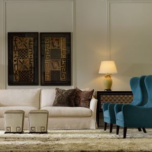 Klasyczna dwuosobowa sofa z miękkim siedziskiem i odpowiednio wysokim oparciem. Zdejmowane poszycie ułatwia utrzymanie sofy w czystości. Fot Square Space