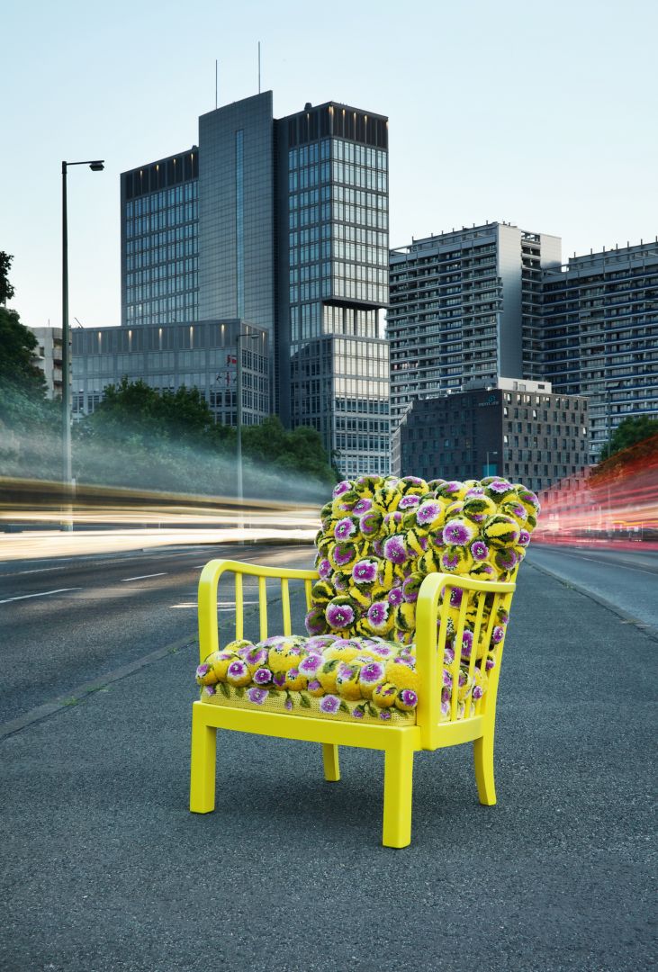 Ręcznie wykonane krzesło z siedziskiem wykonanym z 260 ręcznie formowanych pomponów. Mowtywy widoczne na pomponach przedstawiają azjatyckie kwiaty. Fot. Myk