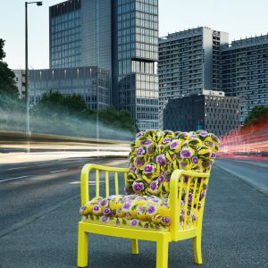 Ręcznie wykonane krzesło z siedziskiem, które tworzy 260 ręcznie formowanych pomponów. Motywy widoczne na pomponach przedstawiają azjatyckie kwiaty. Fot. Myk