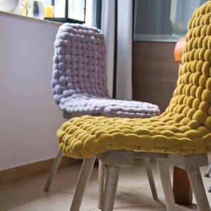 Smukłe krzesło "Wave" przyciąga uwagę swoim nietypowym obiciem siedziska. Fot. Ohoo Style