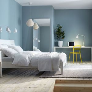 Białe łóżko to zawsze dobra opcja. Szczególnie do niewielkich sypialni. Fot. Ikea