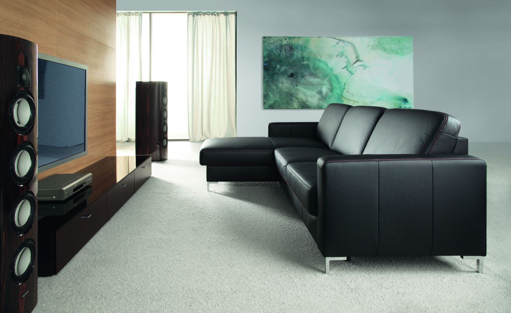 Basic to wygodna sofa, dostępna w wielu ciekawych tkaninach oraz w skórze. Będzie eleganckim dodatkiem w salonie. Cena: dwuosobowa sofa od 2979 zł. Fot. Etap Sofa