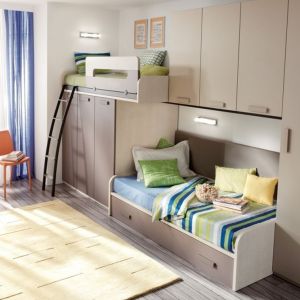 Doskonała zabudowa do małego pokoju. Mieszczą się w niej nie tylko dwa wygodne łóżka, z czego jedno ma także szufladę na pościel, ale także wygodne i funkcjonalne szafy. Fot. Muebles Lara