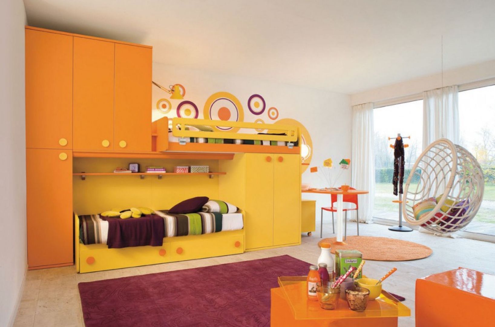 Żółty i pomarańczowy to soczysta mieszanka, która ożywi każde wnętrze. Dwa łóżka do spania i wygodne szafy zapewniające wiele miejsca do przechowywania. Fot. Colombini Casa