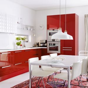 Czerwona kuchnia to doskonały wybór do aneksów, które otwarte będą na salon. Fot. IKEA