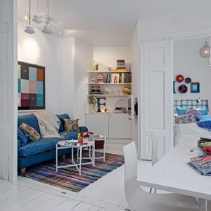 Dlaczego skandynawskie mieszkania mimo, że są malutkie wyglądają przestrzennie? Ponieważ biel optycznie powiększa pomieszczenia. Fot. Alvhem Makleri