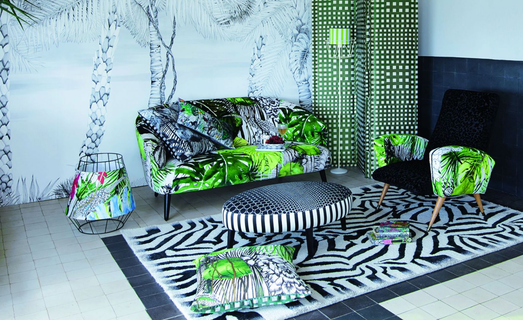 Roślinne motywy na sofie, fotelach oraz pufach połączone z wzorami zwierzęcymi (wzór na dywanie) tworzą w salonie domową dżunglę. Fot. Decodore