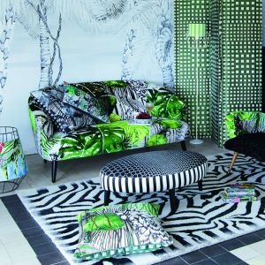 Roślinne motywy na sofie, fotelach oraz pufach połączone z wzorami zwierzęcymi (wzór na dywanie) tworzą w salonie domową dżunglę. Fot. Decodore