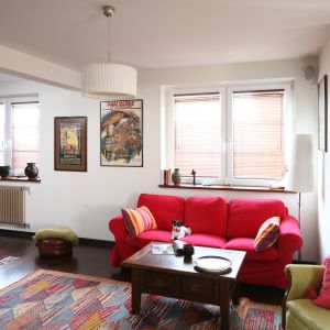 W tym salonie najbardziej uwagę zwraca miękka sofa w czerwonym kolorze. Projekt: Magdalena Misaczek. Fot. Bartosz Jarosz