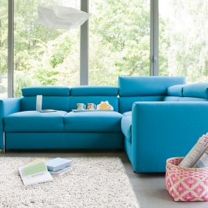 Obok takiego niebieskiego koloru nie można przejść obojętnie. Sofa "Palermo", nie dość, że daje porządny zastrzyk energii, to jeszcze jest bardzo wygodna. Fot. Bizzarto