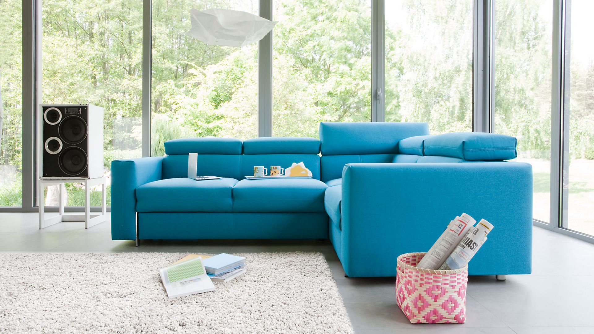 Niebieska sofa w salonie - zobacz inspiracje!