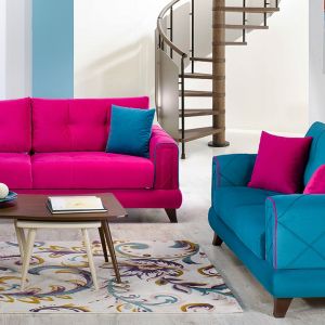 Co dwie sofy to nie jedna. Tym bardziej w tak ostrych kolorach. Idealny miks różu i niebieskiego. Fot. Istikbal