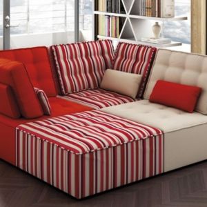 Sofa idealna do popołudniowych drzemek oraz wieczornych seansów filmowych. Dzięki modułom sofę można zestawiać w taki sposób, aby była komfortową leżanką. Fot. Muebles Lara