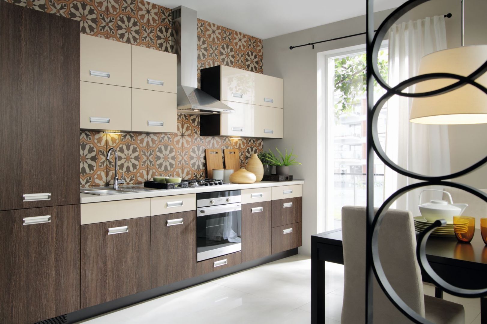 Aneks kuchenny to dobre rozwiązanie do mieszkań, w których kuchnia jest otwarta na pokój dzienny. Fot. BRW