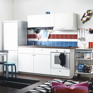 Mała kuchnia z prostymi stylistycznie szafkami będzie zwracać na siebie uwagę jeśli dopasujemy do niej nietuzinkowe dodatki, jak chociażby kolorowe płytki naścienne. Fot. IKEA