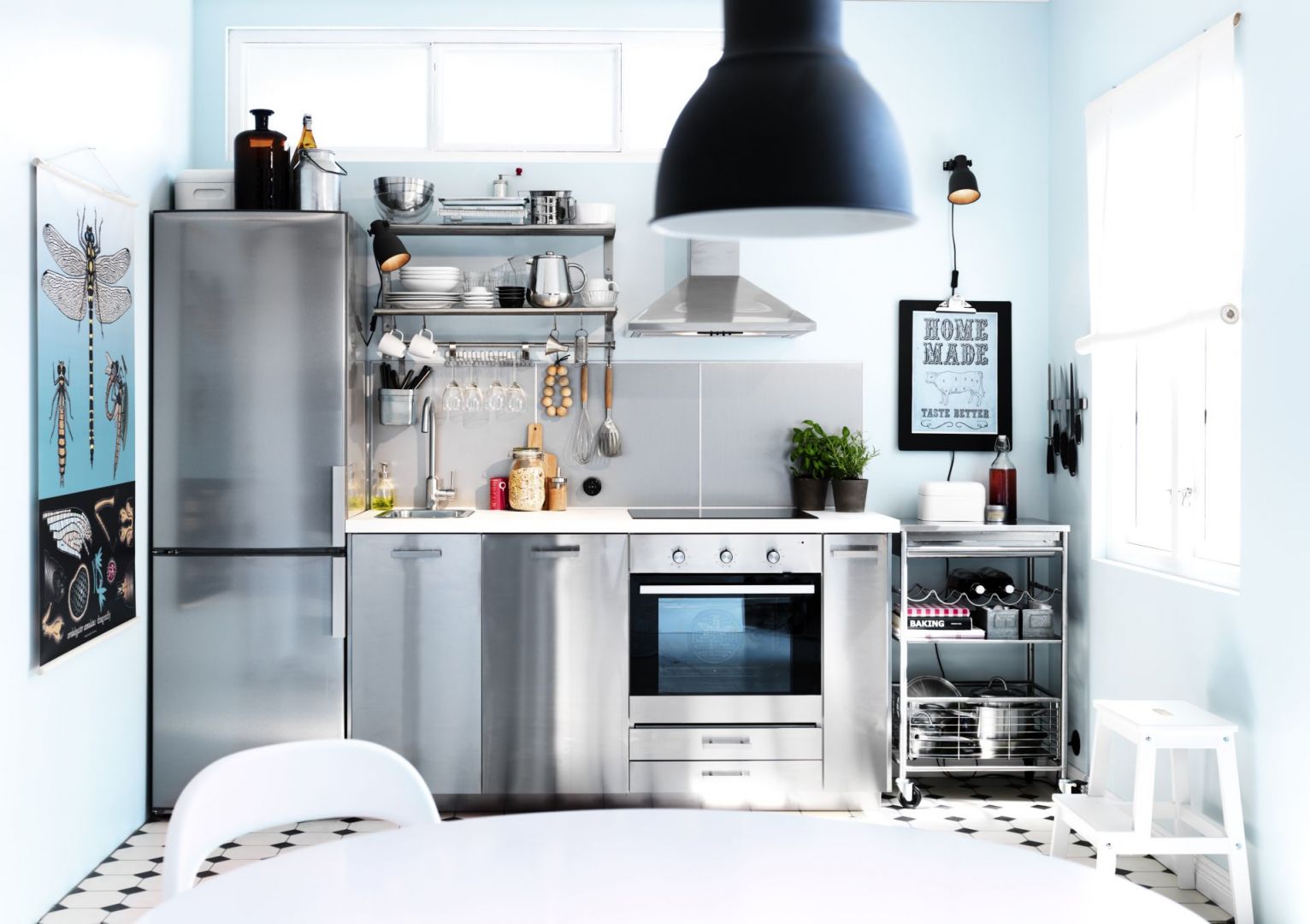 Zabudowa kuchenna w kolorze srebrzystej stali to nie tylko modna, ale i praktyczna stylizacja. Gładka powierzchnia jest łatwa do utrzymania w czystości i odbija światło, które dodaje pomieszczeniu przestrzeni. Fot. IKEA