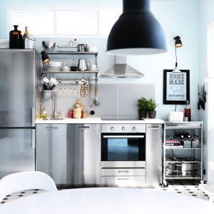 Zabudowa kuchenna w kolorze srebrzystej stali to nie tylko modna, ale i praktyczna stylizacja. Gładka powierzchnia jest łatwa do utrzymania w czystości i odbija światło, które dodaje pomieszczeniu przestrzeni. Fot. IKEA