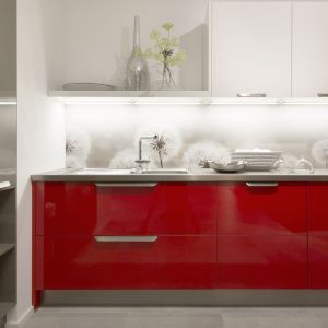 Biel i czerwień to doskonale zgrana kompozycja. Jeśli chcemy, aby kuchnia wydała się bardziej przestrzenna, biel koniecznie zastosuj na górze. Fot. Max Kuchnie