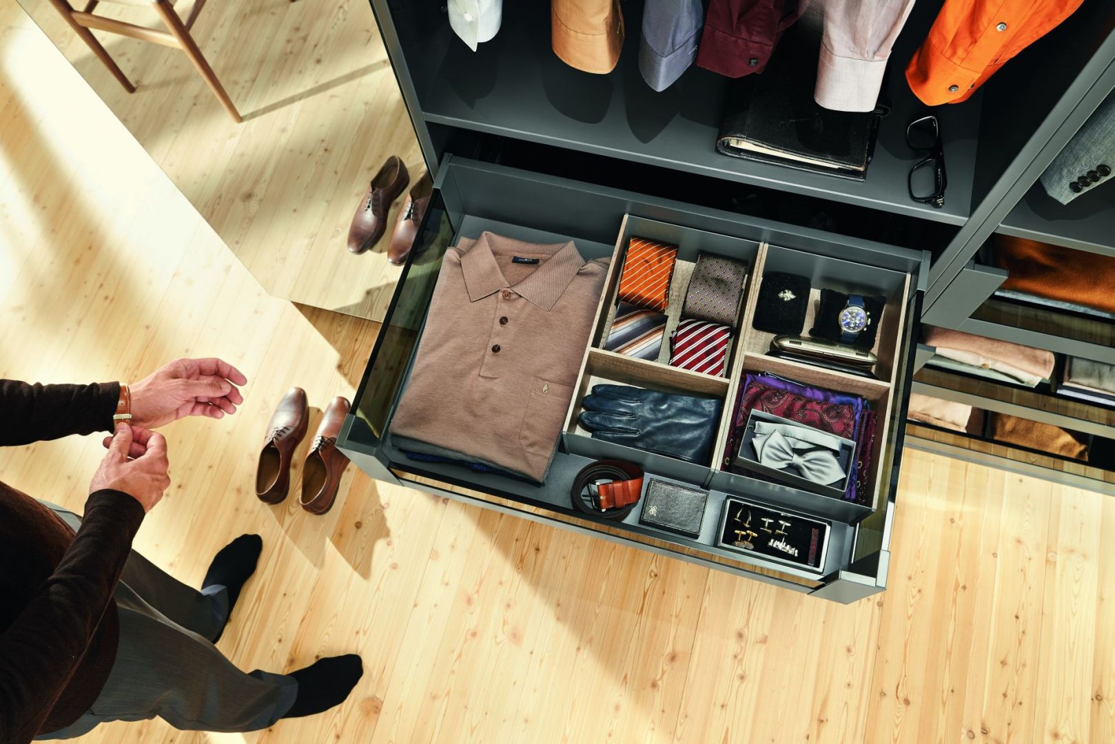 Separatory oraz specjalne pojemniki umieszczone w szufladach pozwolą na łatwe utrzymanie porządku w garderobie. Fot. Blum