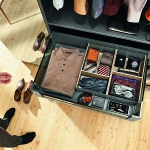 Separatory oraz specjalne pojemniki umieszczone w szufladach pozwolą na łatwe utrzymanie porządku w garderobie. Fot. Blum