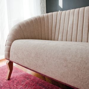 Sofa "Shelly" swoją nazwę zawdzięcza kształtom muszli. Fot. Bizzarto
